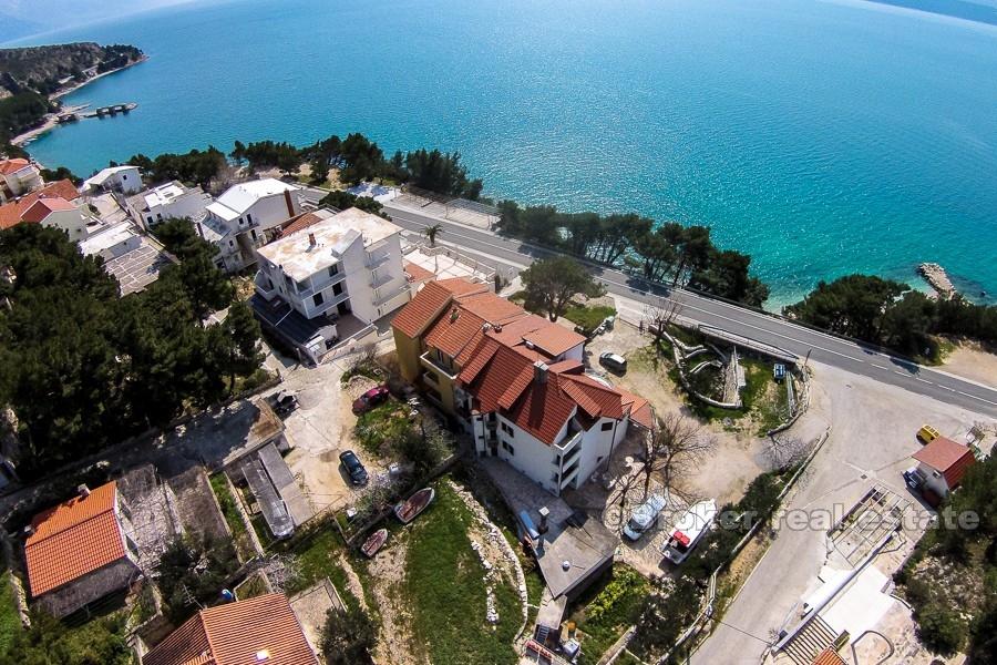 Omis - Parhus, första raden till havet