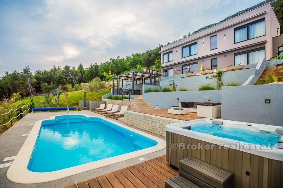 Kastela - Moderní nově postavená vila s bazénem