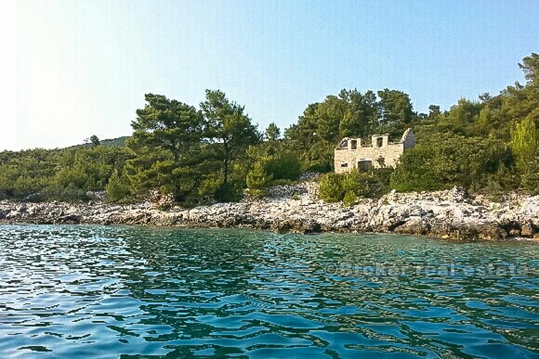 ostrov Hvar - zrúcanina kameňa pri mori