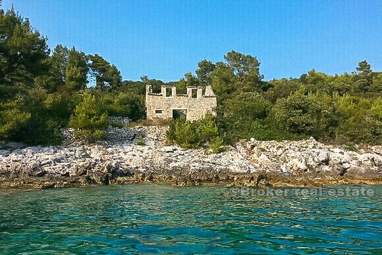 ostrov Hvar - zrúcanina kameňa pri mori