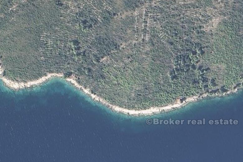 ostrov Hvar - zrúcanina kameňa pri mori