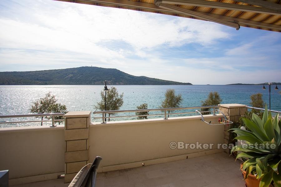 Primosten - Stenhus, första raden till havet