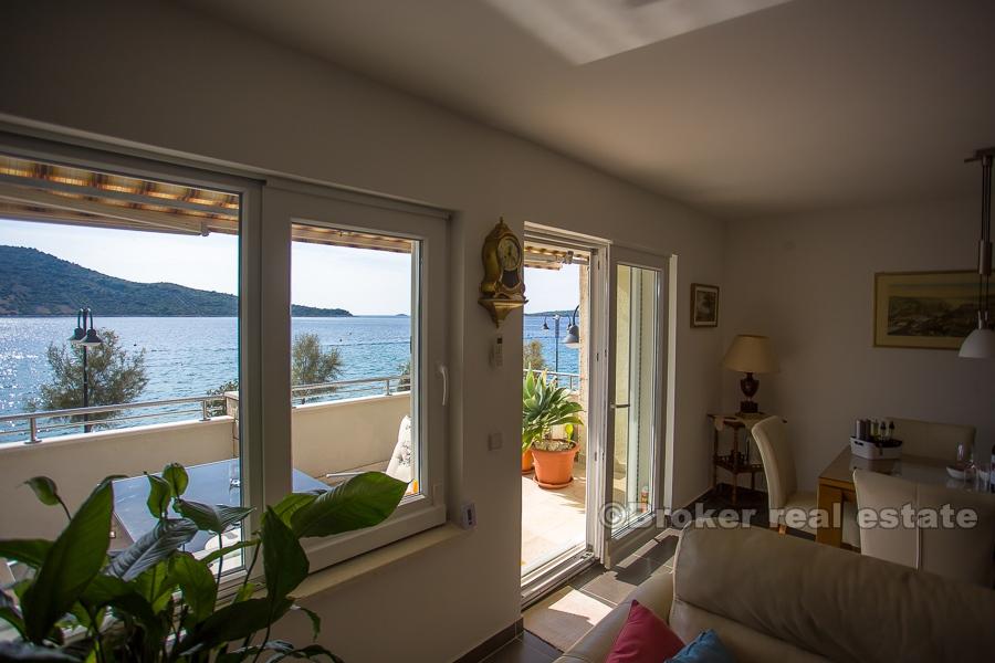 Primosten - Kamienny dom, pierwszym rzędzie do morza