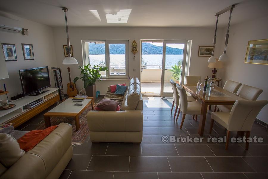 Primosten - Kamienny dom, pierwszym rzędzie do morza