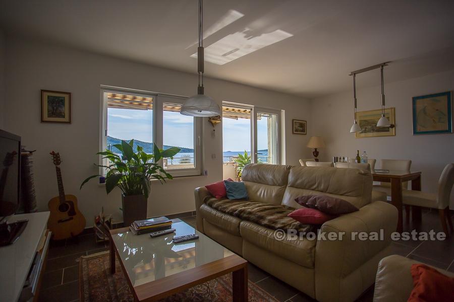 Primosten - Kamienny dom, pierwszym rzędzie do morza