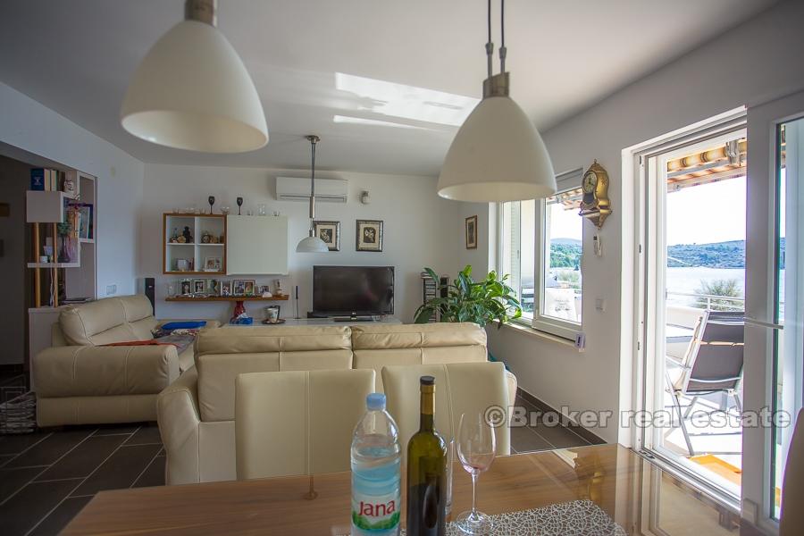 Primosten - Kamienny dom, pierwszym rzędzie do morza