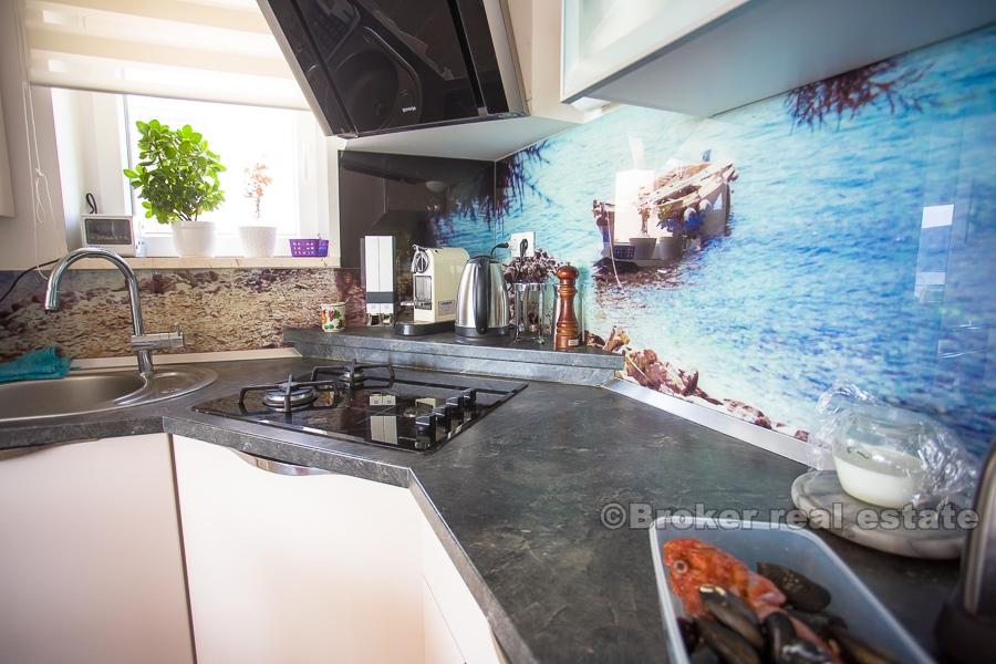 Primosten - Kamienny dom, pierwszym rzędzie do morza