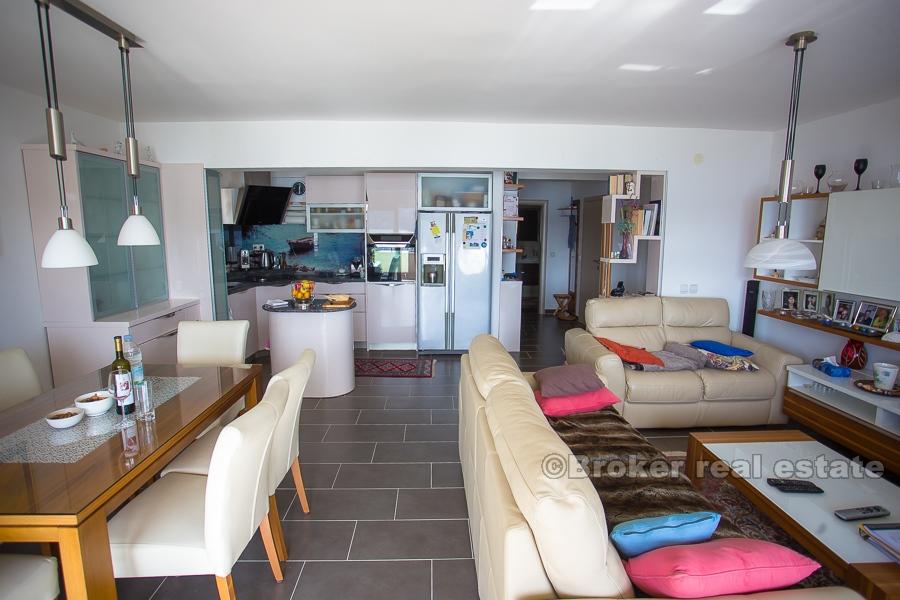 Primosten - Kamienny dom, pierwszym rzędzie do morza