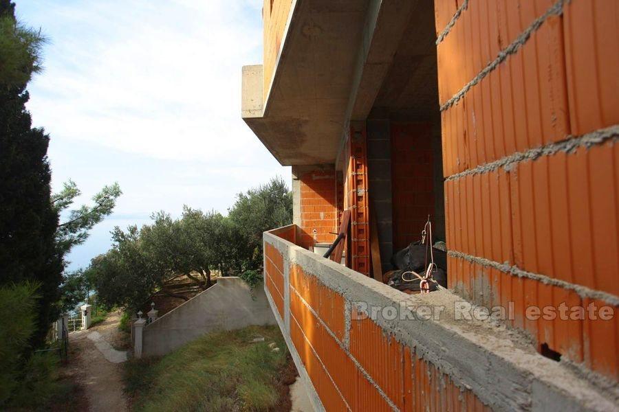 Riwiera Omis - niedokończony dom w pierwszym rzędzie do morza