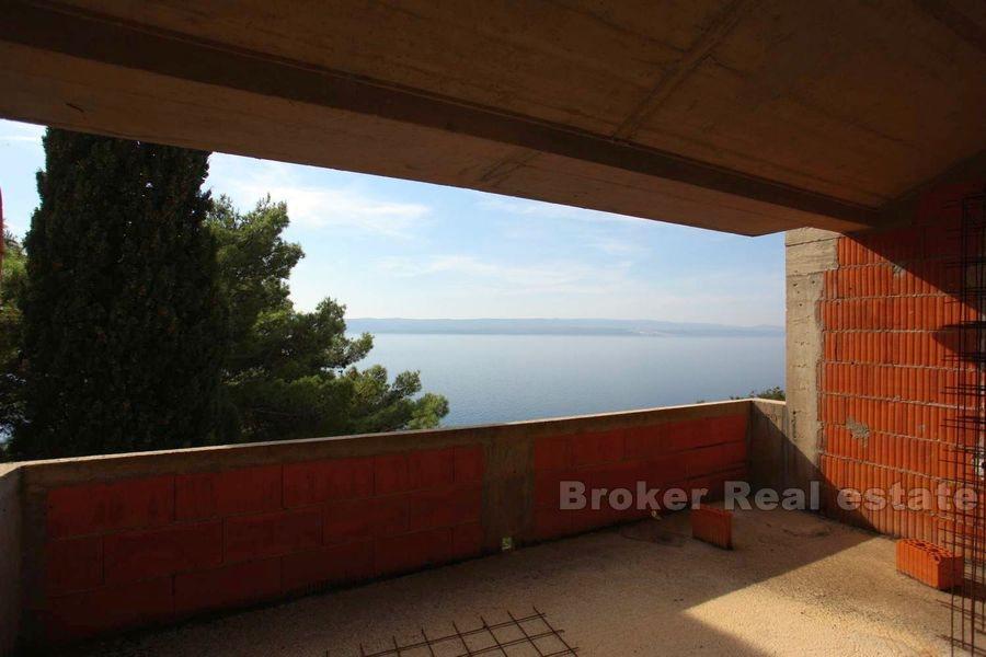 Riwiera Omis - niedokończony dom w pierwszym rzędzie do morza