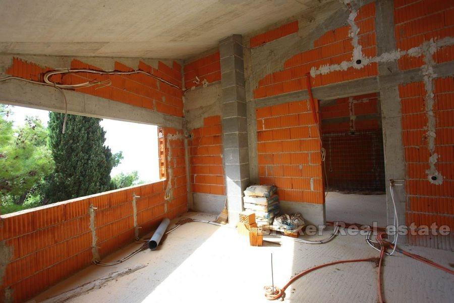 Riwiera Omis - niedokończony dom w pierwszym rzędzie do morza