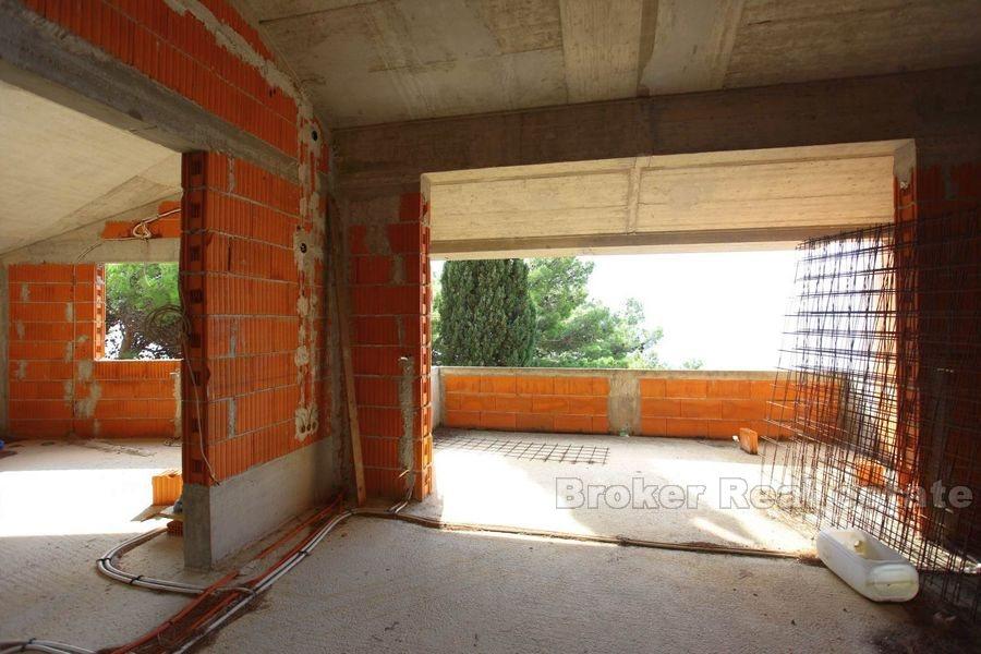 Riwiera Omis - niedokończony dom w pierwszym rzędzie do morza