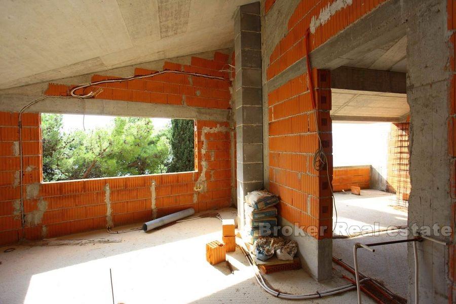 Riwiera Omis - niedokończony dom w pierwszym rzędzie do morza