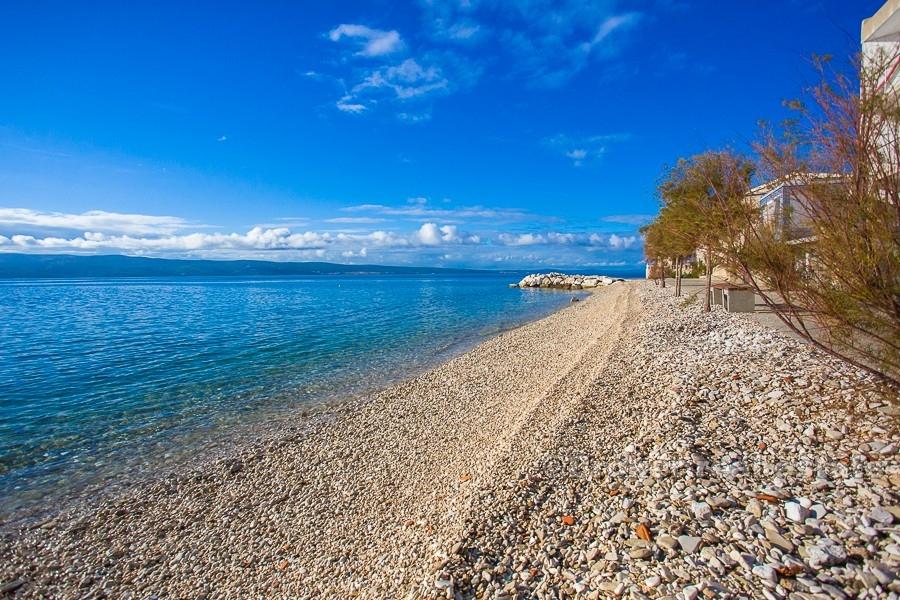Omiš, građevinsko zemljište uz plažu