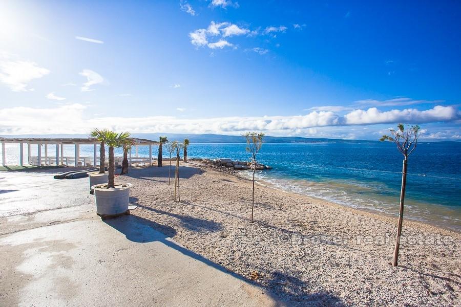 Omiš, građevinsko zemljište uz plažu