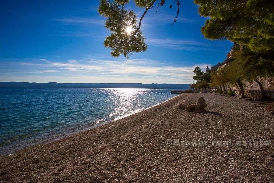 Omiš, atraktivní pozemek, v první řadě do moře