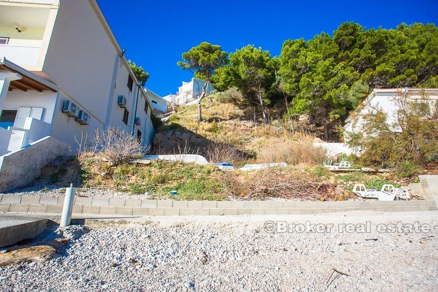 Omis, terre attrayante, dans la première rangée de la mer