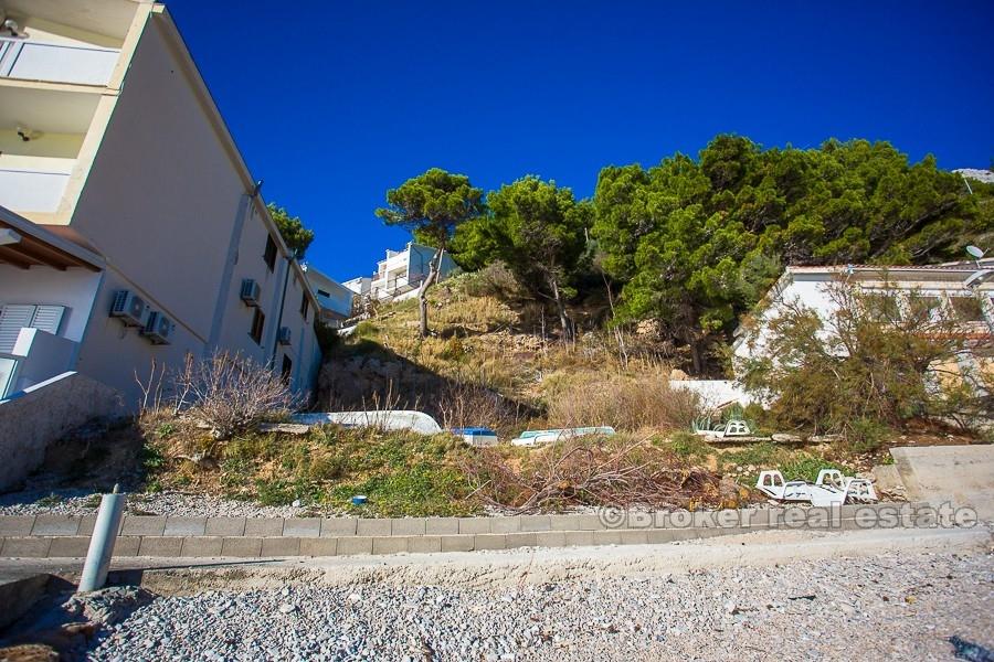 Omis, terre attrayante, dans la première rangée de la mer