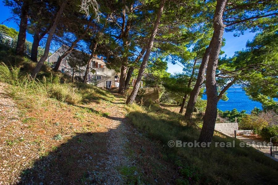 Omis, terre attrayante, dans la première rangée de la mer