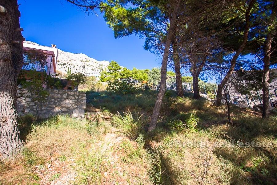 Omis, terre attrayante, dans la première rangée de la mer