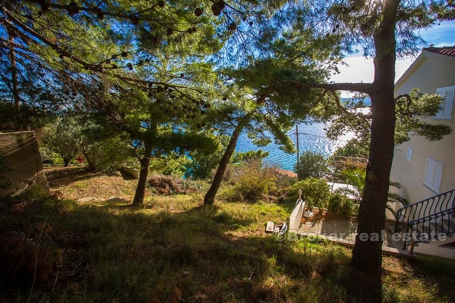 Omis, terre attrayante, dans la première rangée de la mer