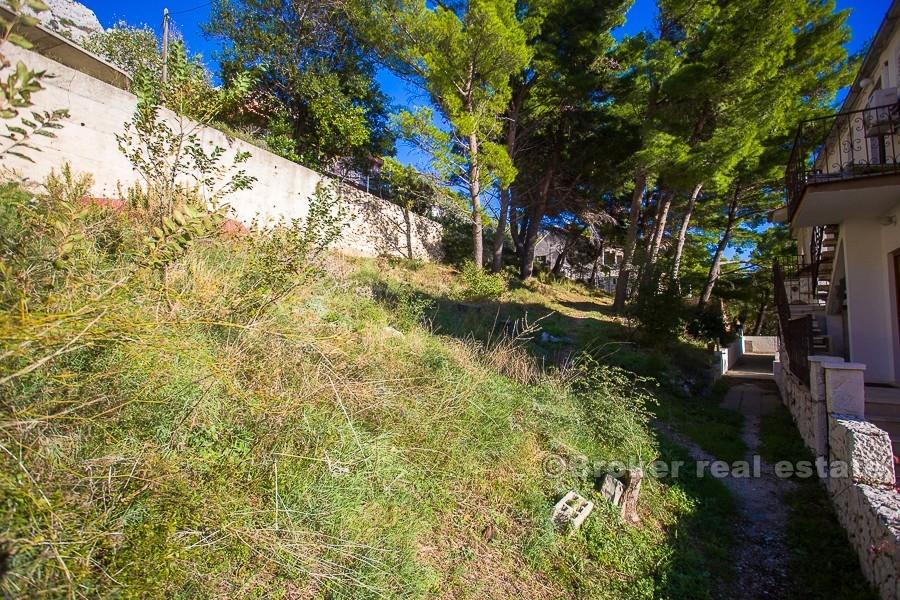 Omis, terre attrayante, dans la première rangée de la mer