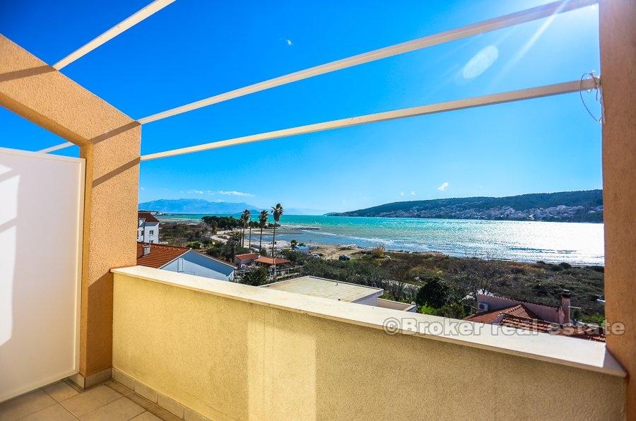 Trogir, immeuble de commerce avec vue sur la mer