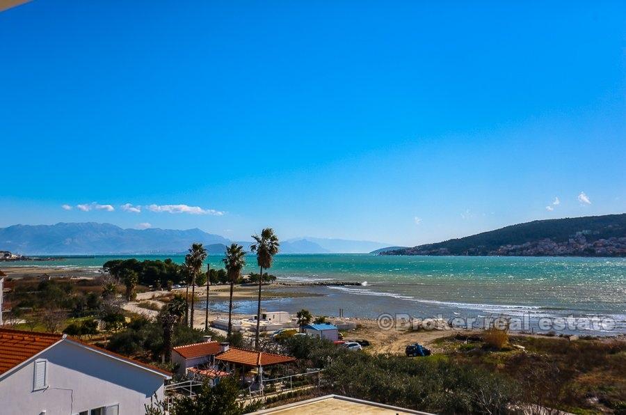 Trogir, immeuble de commerce avec vue sur la mer