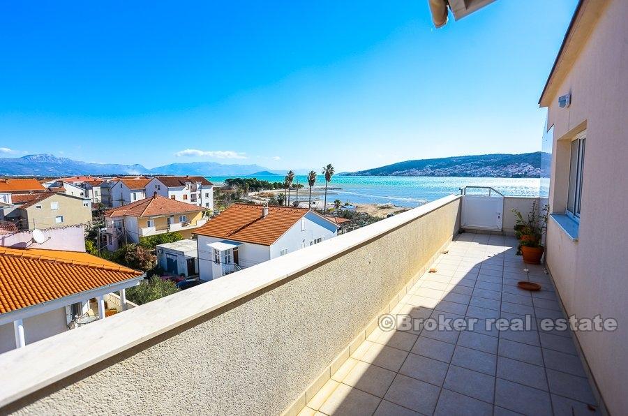 Trogir, immeuble de commerce avec vue sur la mer