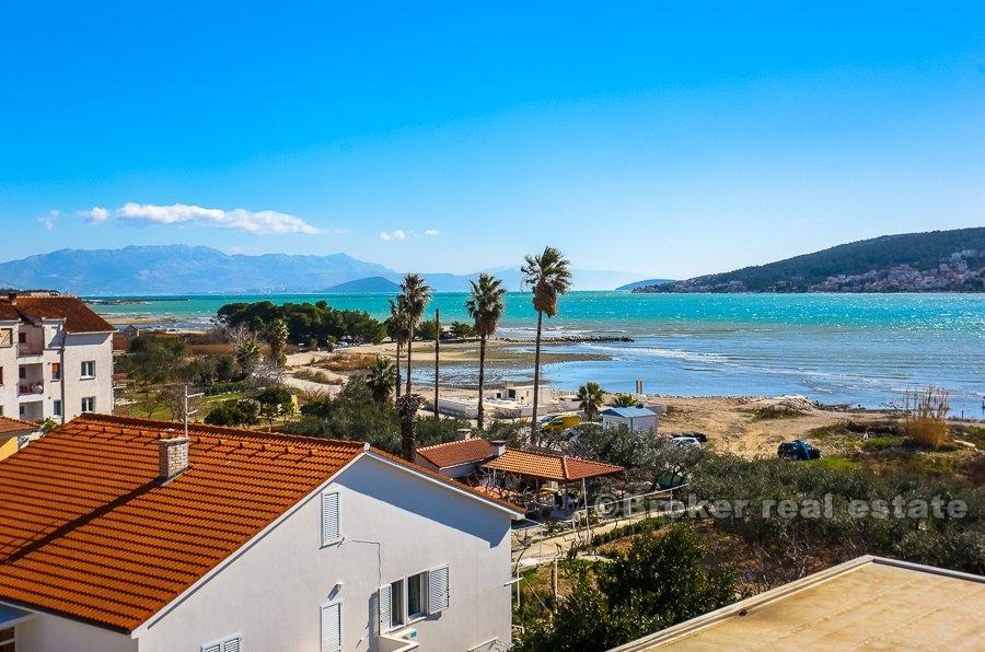 Trogir, immeuble de commerce avec vue sur la mer