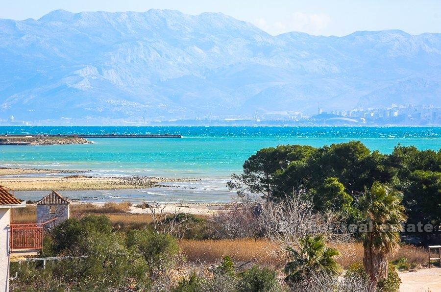 Trogir, immeuble de commerce avec vue sur la mer