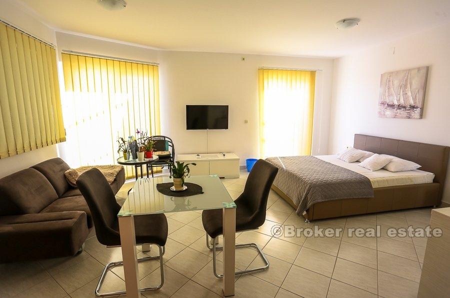 Trogir, immeuble de commerce avec vue sur la mer