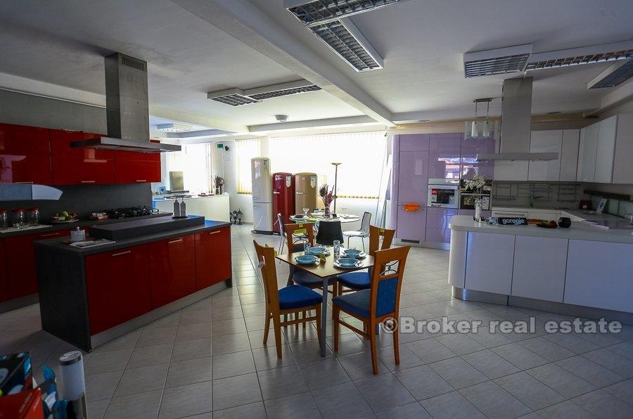 Trogir, immeuble de commerce avec vue sur la mer