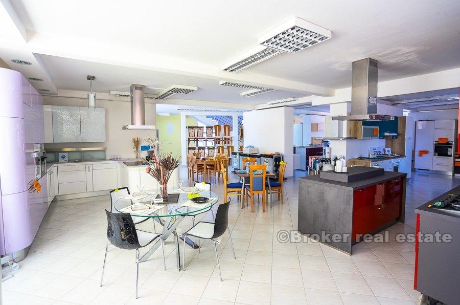 Trogir, immeuble de commerce avec vue sur la mer