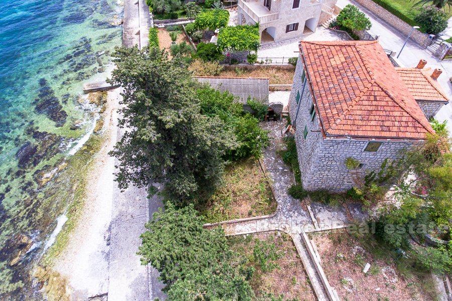 Ile de Brac, ancienne villa en pierre, front de mer