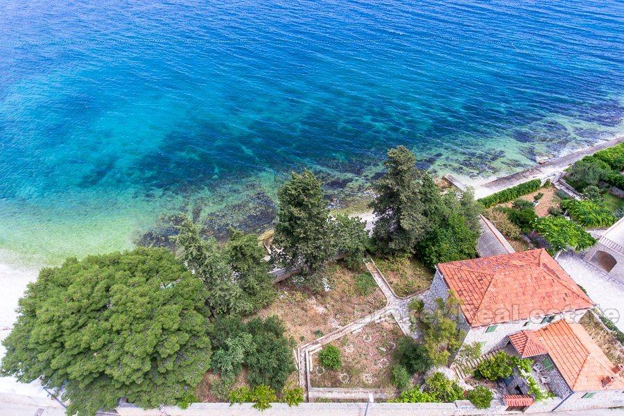 Isola di Brac, vecchia villa in pietra, lungomare
