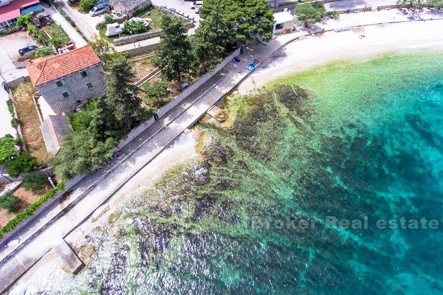 Ile de Brac, ancienne villa en pierre, front de mer