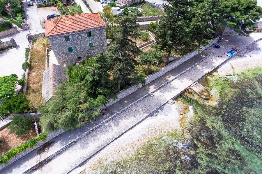 Isola di Brac, vecchia villa in pietra, lungomare