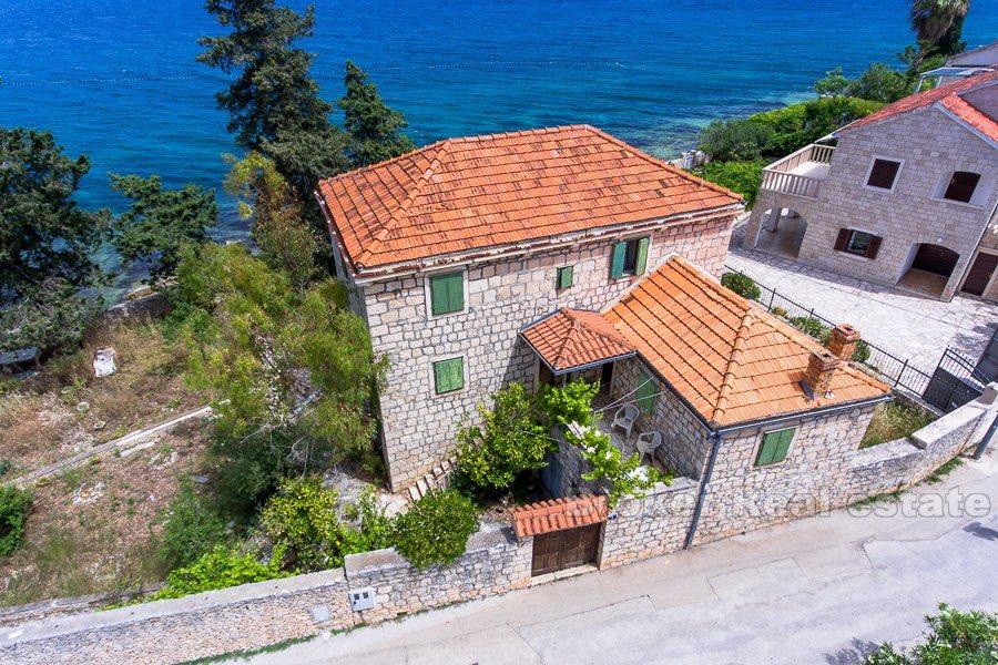 Ile de Brac, ancienne villa en pierre, front de mer