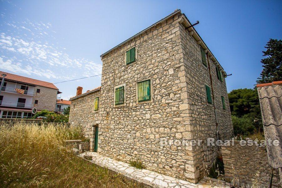 Ile de Brac, ancienne villa en pierre, front de mer