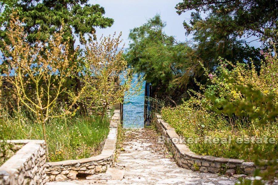 Ile de Brac, ancienne villa en pierre, front de mer