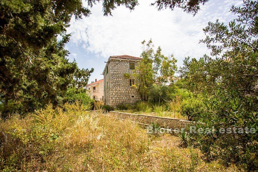 Ile de Brac, ancienne villa en pierre, front de mer