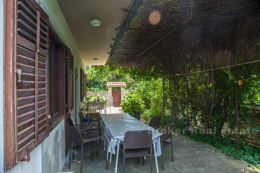 Omiš, nedokončený dům s výhledem na moře