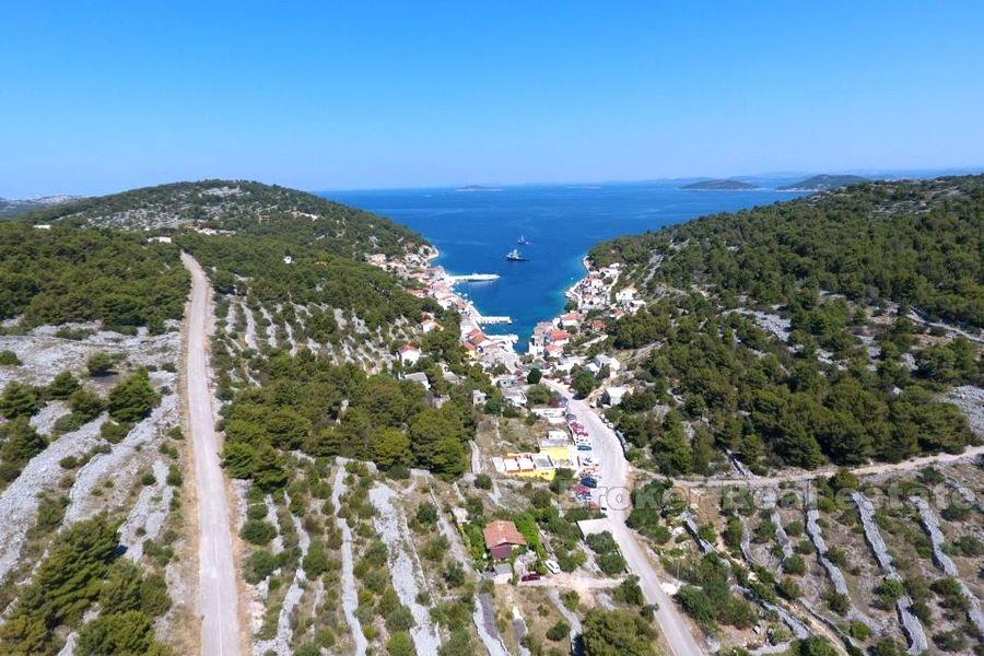 Ostrov u Šibeniku, nedokončený dům u moře