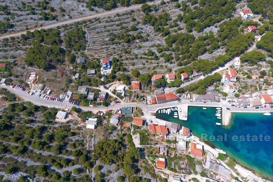 Otok kod Šibenika, nezavršena kuća blizu mora