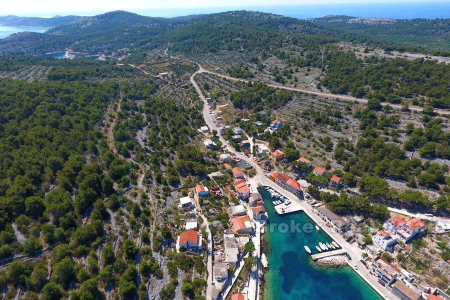 Insel in der Nähe von Sibenik, unfertiges Haus in der Nähe des Meeres