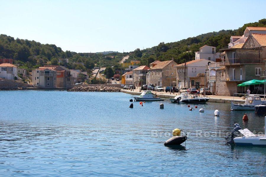 Otok kod Šibenika, nezavršena kuća blizu mora
