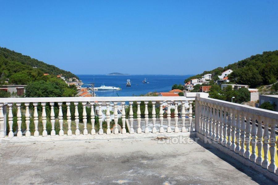 Otok kod Šibenika, nezavršena kuća blizu mora