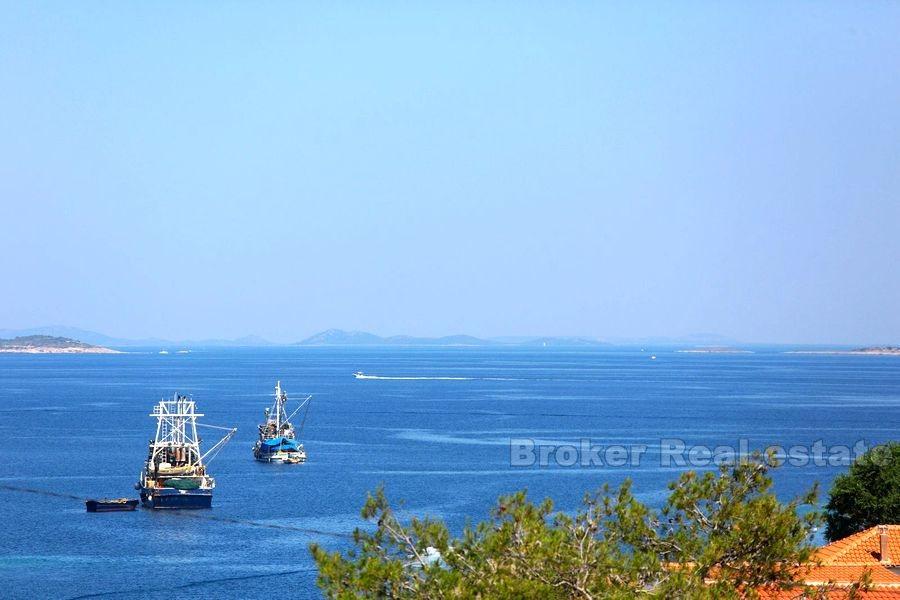 Otok kod Šibenika, nezavršena kuća blizu mora