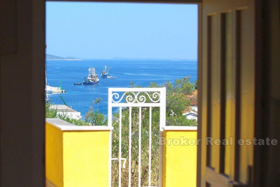 Otok kod Šibenika, nezavršena kuća blizu mora